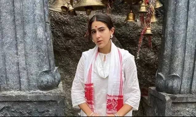  Bollywood: सैफ अली खान की  बेटी सारा अली खान  जा पहुंची मंदिर, लोग हिंदू -मुस्लिम को लेकर करने लगे ट्रोल